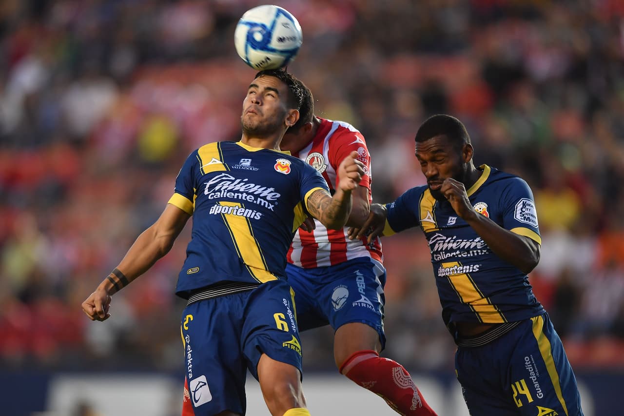 San Luis se quedó con un hombre menos desde el minuto 2 por la expulsión de Noé Maya.