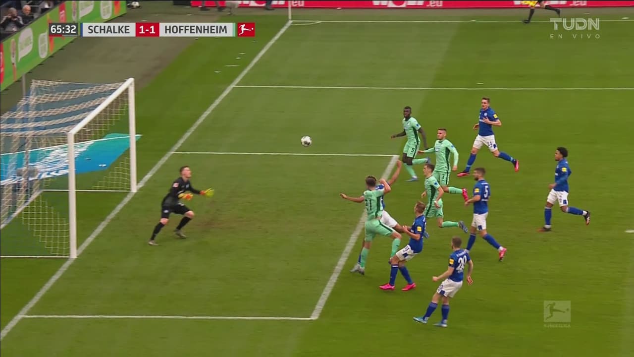 ¡El VAR salva al Schalke! Hübner mandó la pelota a la red pero en fuera de lugar