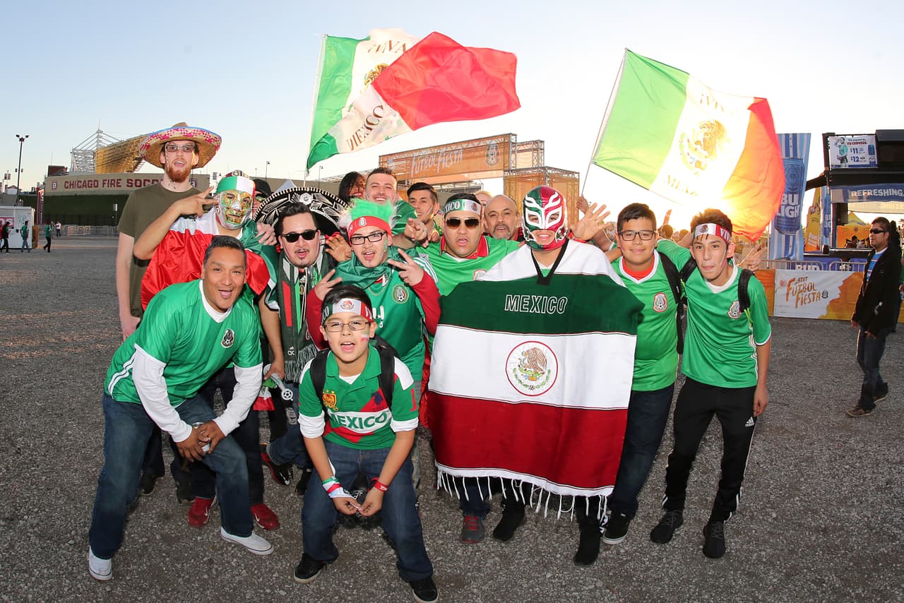 Fanáticos mexicanos llegaron dispuestos a hacer toda una fiesta en el partido contra Panamá, con sombreros de charro y máscaras de luchadores.