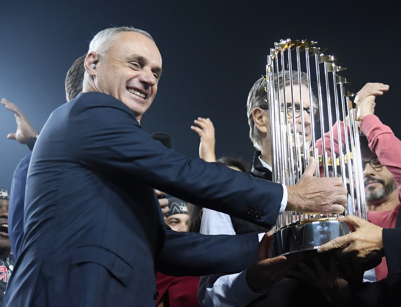 Rob Manfred se disculpa por llamar pieza de metal a trofeo