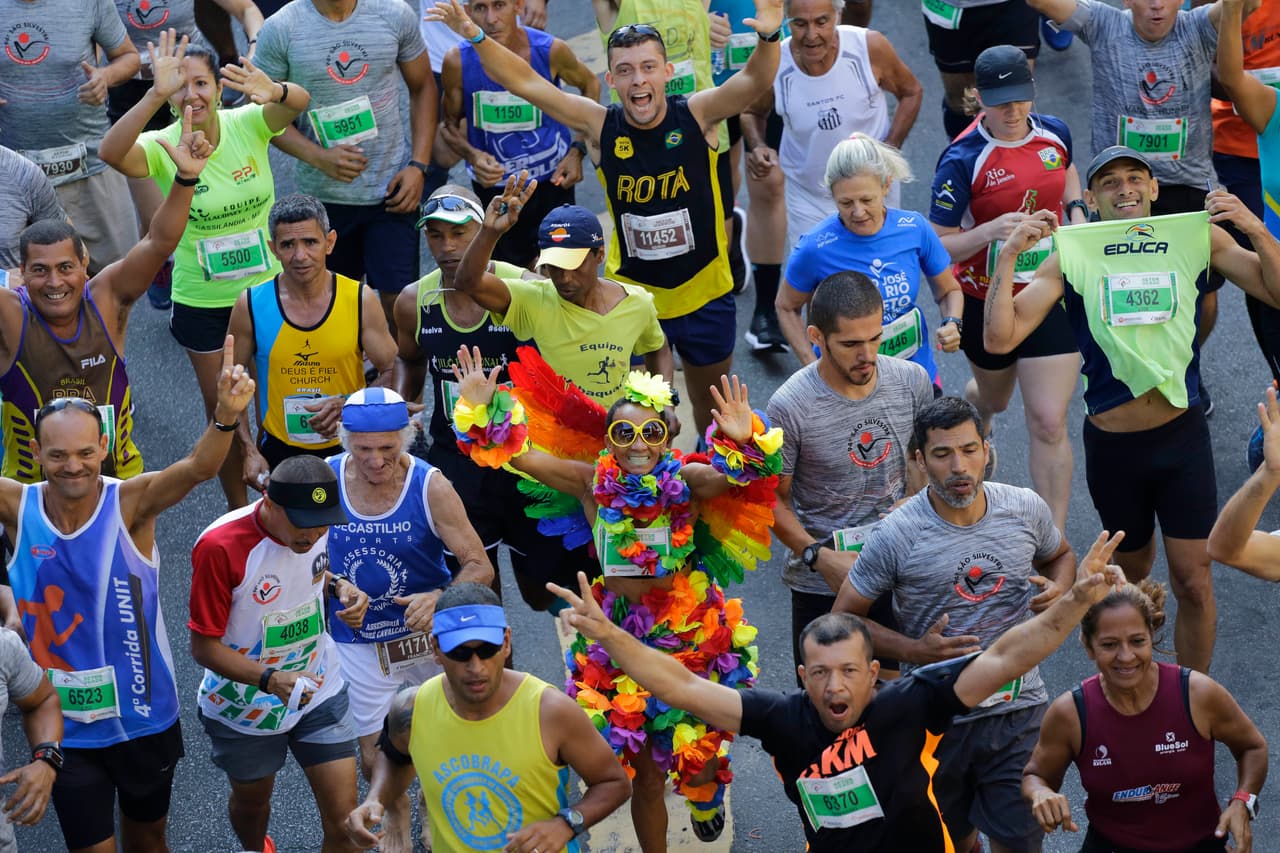 La alegría por el fin del año se combina con la pasión de los fanáticos por el atletismo en las calles de Brasil.