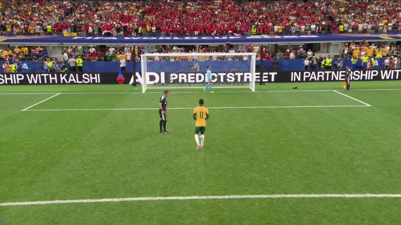 ¡GOL!  anota para Australia. Awer Mabil