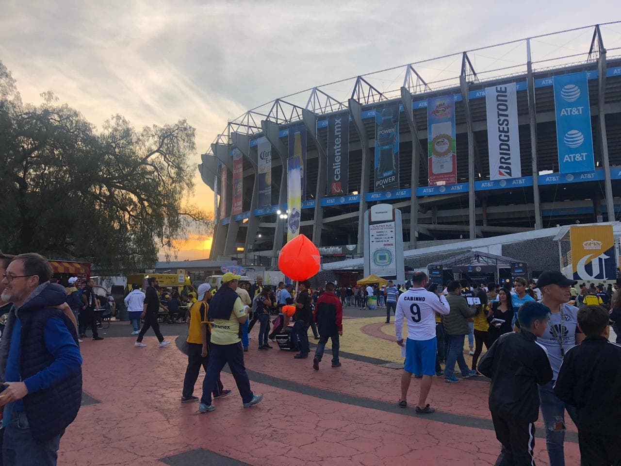En las afueras del Estadio Azteca los fanáticos vivieron la antesala de la Semifinal entre América y Pumas.