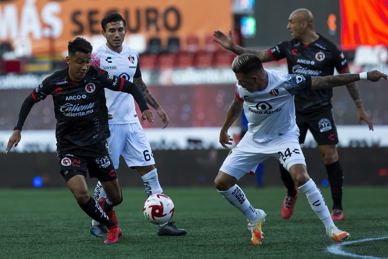 La primera mitad terminó con mayor posesión de los locales y el marcador empatado a un gol.