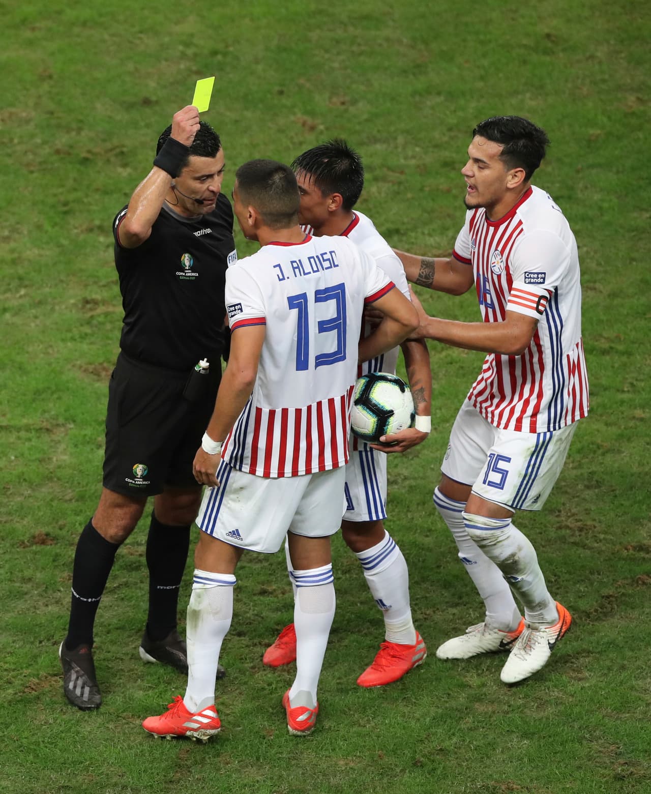El árbitro Roberto Tobar amonestó a Junior Alonso (13) a los 37 minutos, lo que se convertía en ese momento en la tercera cartulina amarilla sobre los jugadores paraguayos en la primera mitad.