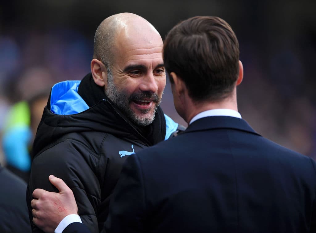 Pepe Guardiola y Scott Parker, entrenador del Fulham se saludan previo al choque de la FA Cup.