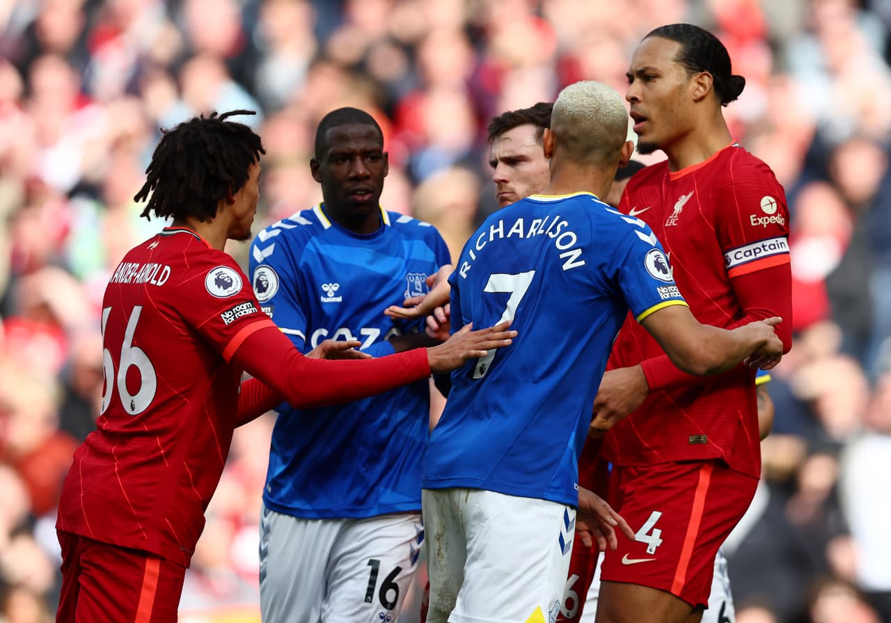 Liverpool derrotó al Everton gracias a los goles de Andrew Robertson y Divock Origi.