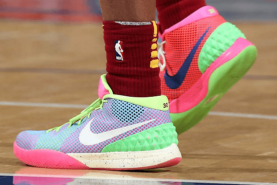 El armador Colin Sexton, joven talento de los Cleveland Cavaliers, se puso unos Nike Kyrie 1 iD.