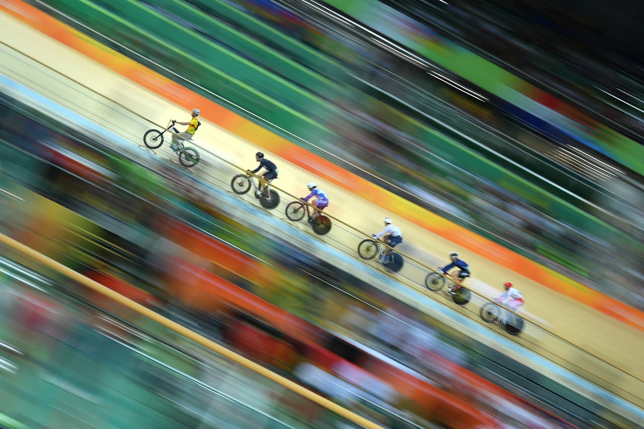 El movimiento de los ciclistas en una ronda clasificatoria en el velódromo olímpico de Río.