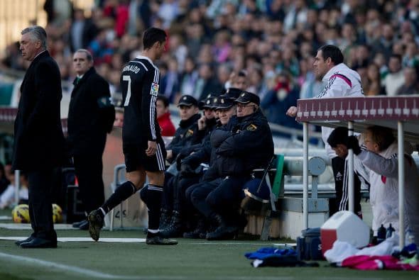 En ese mismo encuentro el delantero hizo un gesto de burla a la afición del Cordoba, el portugués salió del campo limpiando el escudo de Campeón del Mundial de Clubes entre abucheos.
