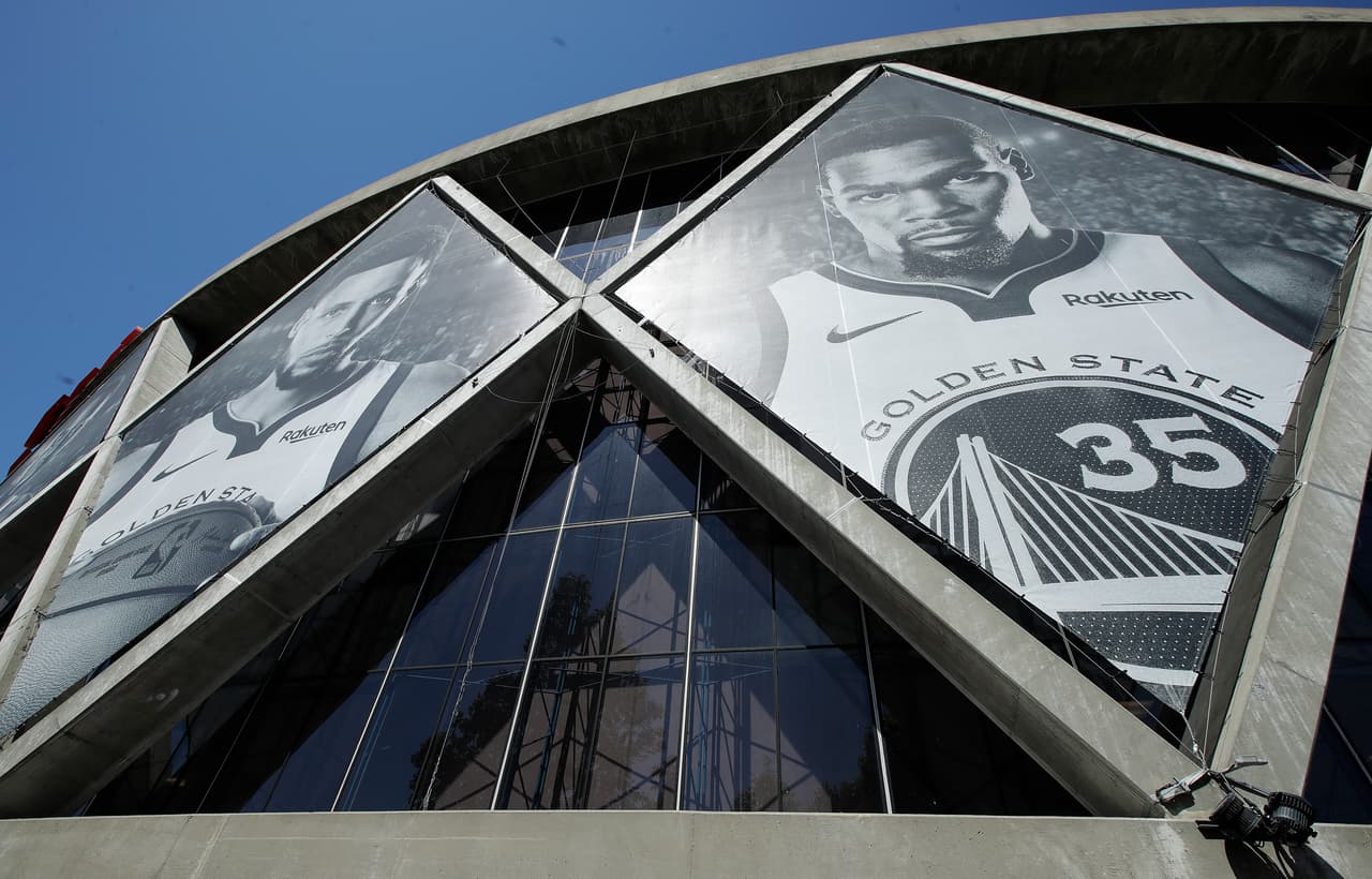 Oracle Arena vivió su última jornada NBA y muchos aficionados, entendiendo que así sería, acudieron al llamado para despedir una casa que no volverá. Algunos dejaron sus firmas, sus recuerdos, su agradecimiento, y se llevan y atesoran los recuerdos para el resto de sus vidas por los éxitos y los buenos momentos que los Warriors les hicieron vivir ahí.