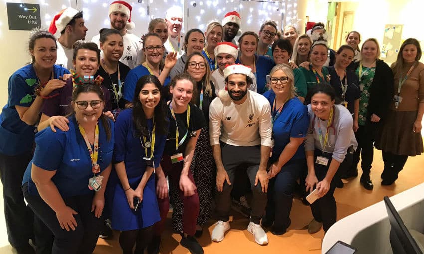 Integrantes del campeón de Europa convivieron y regalaron sonrisas a niños del hospital Alder Hey de Liverpool.