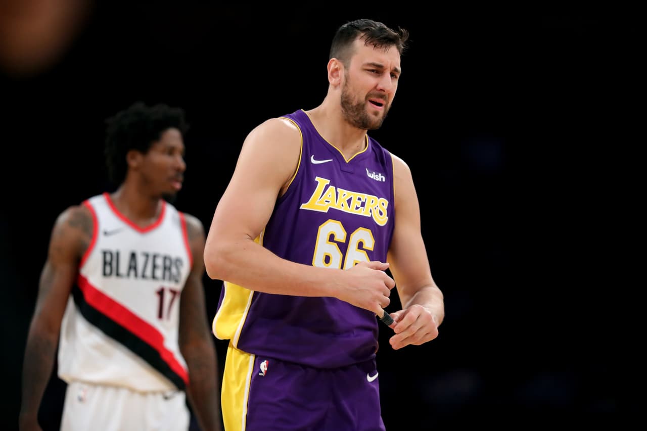 Bogut, en la media temporada que ha estado con los Lakers disputó 24 partidos.