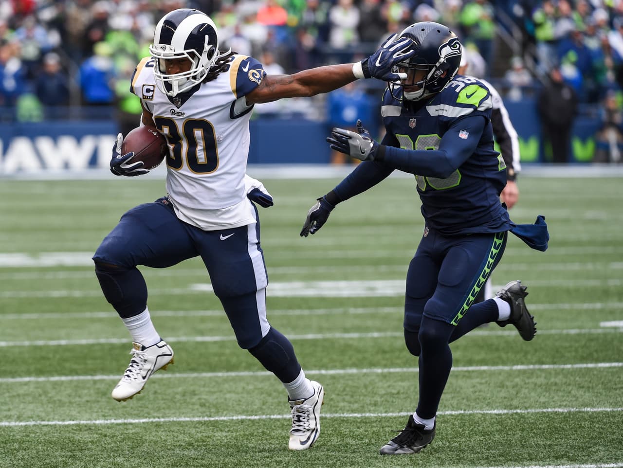 La ofensiva de los Rams se pasearon con comodidad en el arranque del juego en el terreno del CenturyLink Field en Seattle.