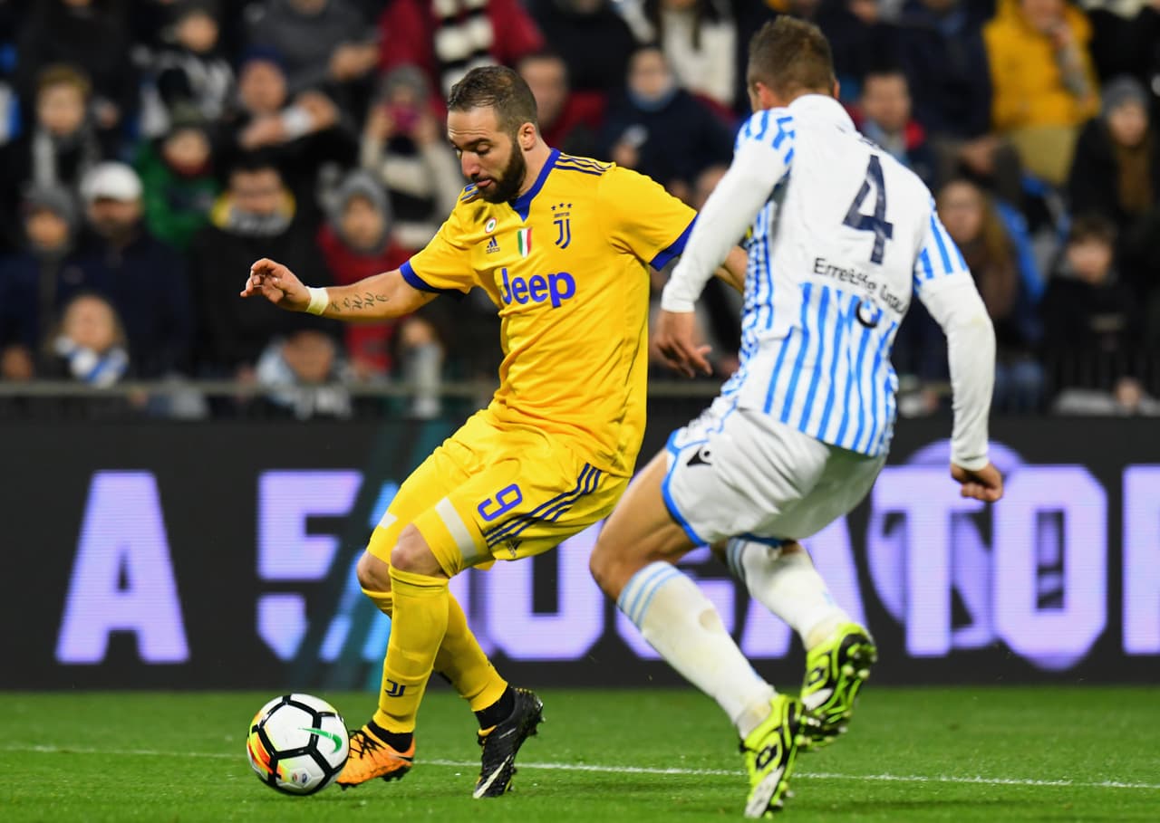 De hecho, Higuaín tuvo un par de jugadas en las que intentó eludir la mayor cantidad de rivales y no soltar la pelota, por lo que sus compañeros le recriminaban.