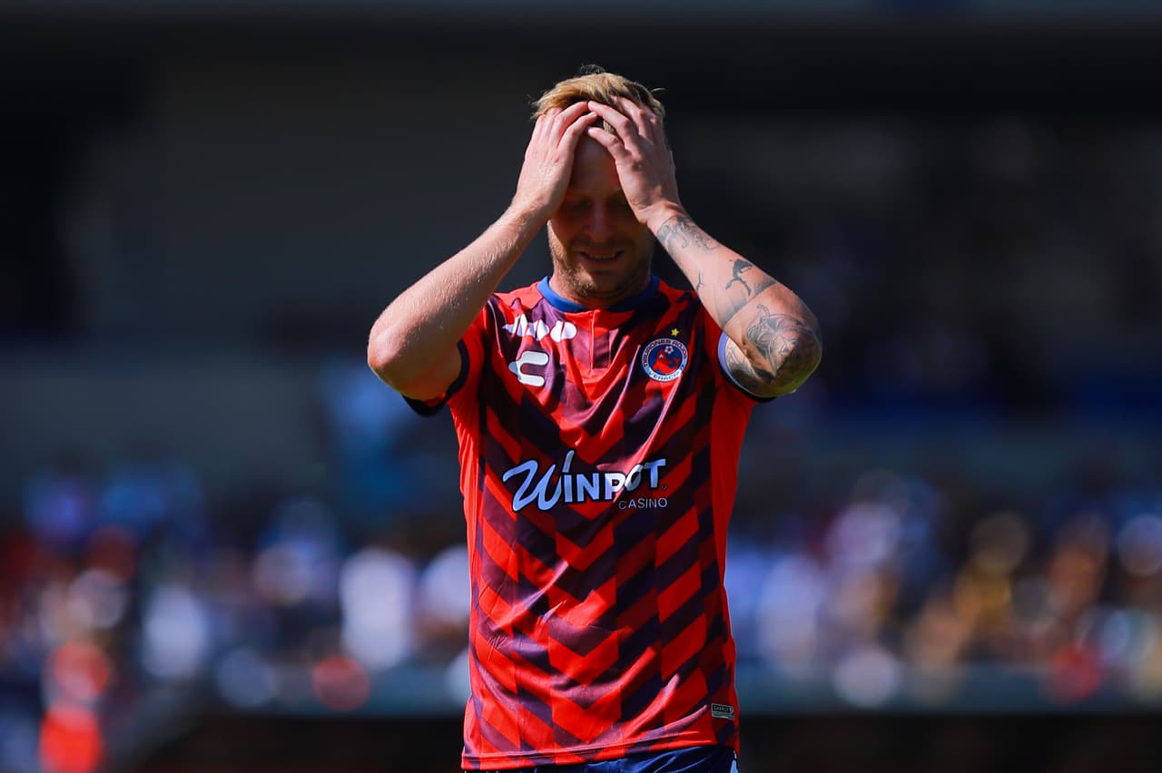 El argentino Cristian Menéndez lamenta una de las pocas opciones de su equipo en el partido, desperdiciada para Veracruz.