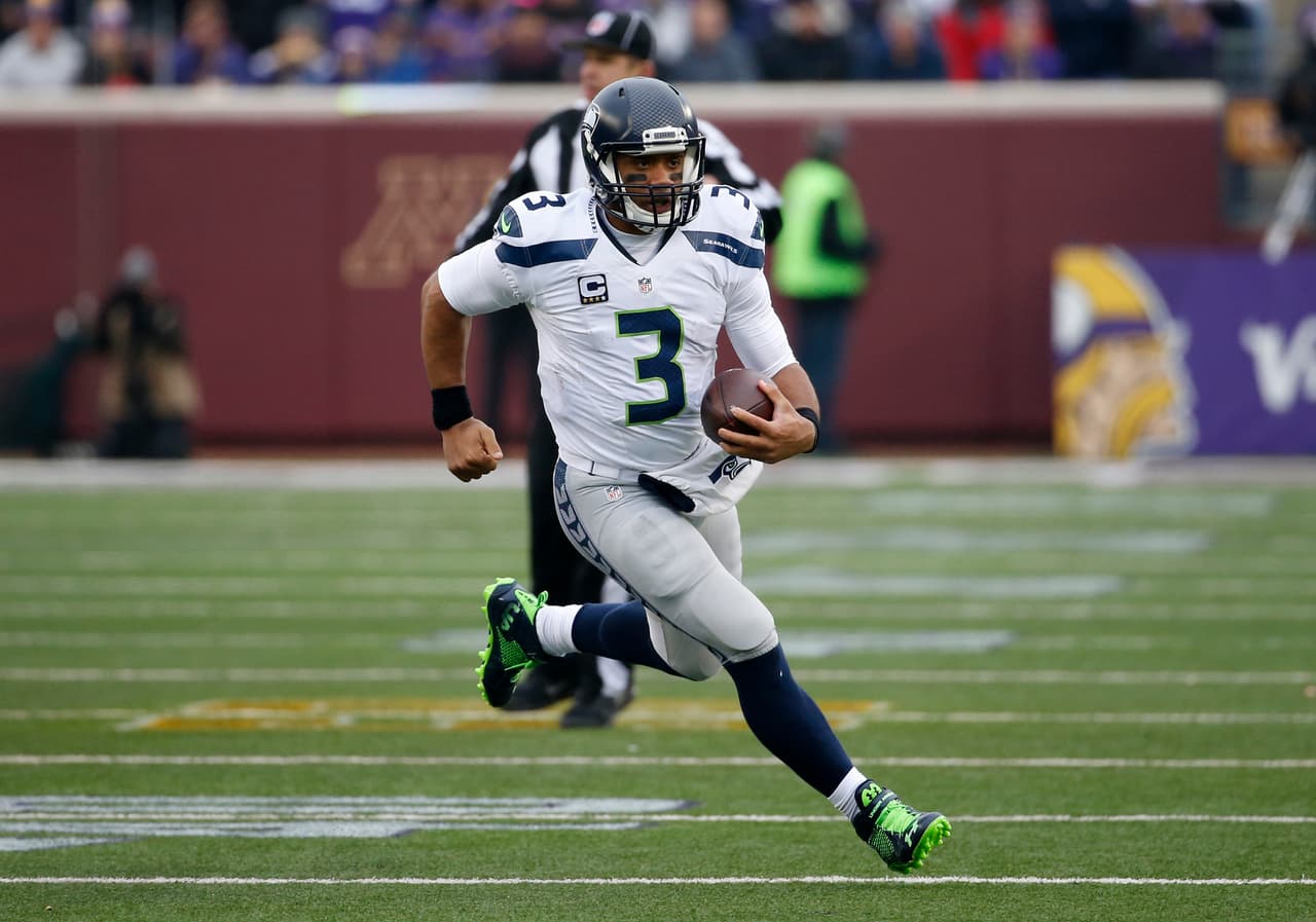 2. RUSSELL WILSON - Los bicampeones de la Conferencia Nacional, Seattle Seahawks, vienen de regreso y serán muy peligroso si avanzan a la postemporada. Mucho de ello es en parte por la mejoría que Russell Wilson ha mostrado. Otra vez no cometió errores. Completó 21 de 27 para 274 yardas con 3 de touchdown y sin intercepciones.