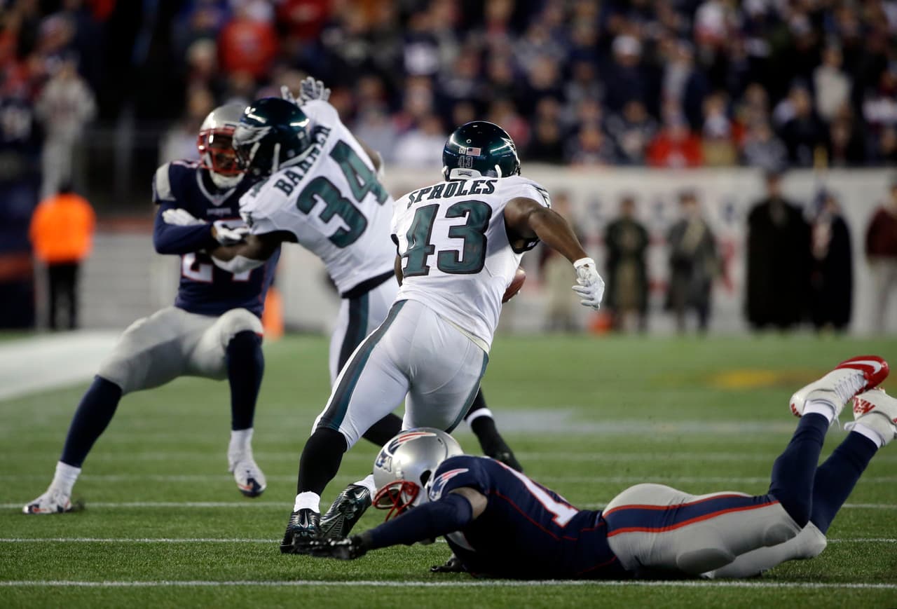 10. DARREN SPROLES - No fue la supuesta ofensiva innovadora de Philadelphia la que venció a los Patriots. Fueron los equipos especiales y una intercepción de 99 yardas para TD. Darren Sproles representa a los equipos especiales gracias a un emocionante regreso de patada de despeje, 83 yardas hasta la zona de anotación.