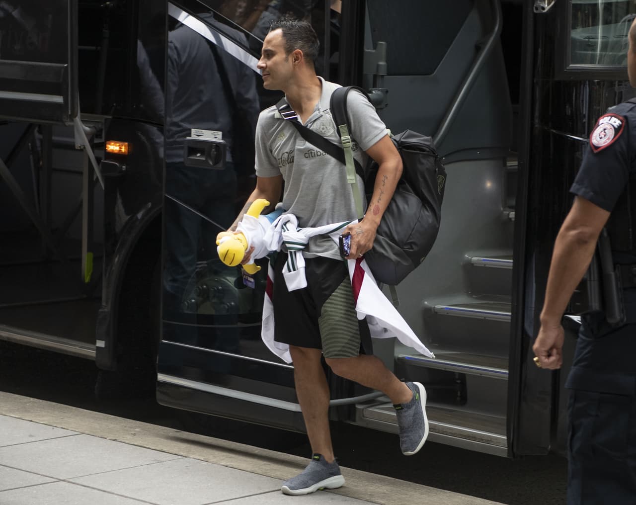 Los futbolistas de la Selección de México arribaron a la ciudad de Houston, donde el sábado entrante se medirán a la de Costa Rica para dirimir un boleto a las Semifinales de la Copa Oro 2019. Entre gritos, porras y mucho entusiasmo, la afición recibió de esta manera a los seleccionados mexicanos.