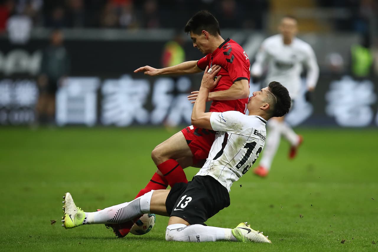 Salcedo mantiene así su continuidad con Eintracht Frankfurt, en un partido que comenzó intenso contra un rival directo en la pelea por puestos de torneos europeos.