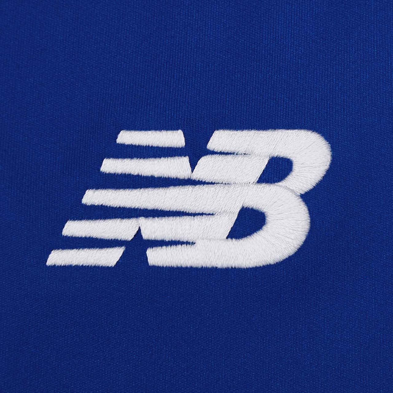 La pasión del Dragao y toda su afición en esta nueva temporada del fútbol europeo tendrá de nuevo las franjas gruesas en su playera. Pocos cambios, de hecho, tendrá la nueva prenda siendo el más notorio el de los hombros donde ya no existe el blanco sino que predomina el azul.