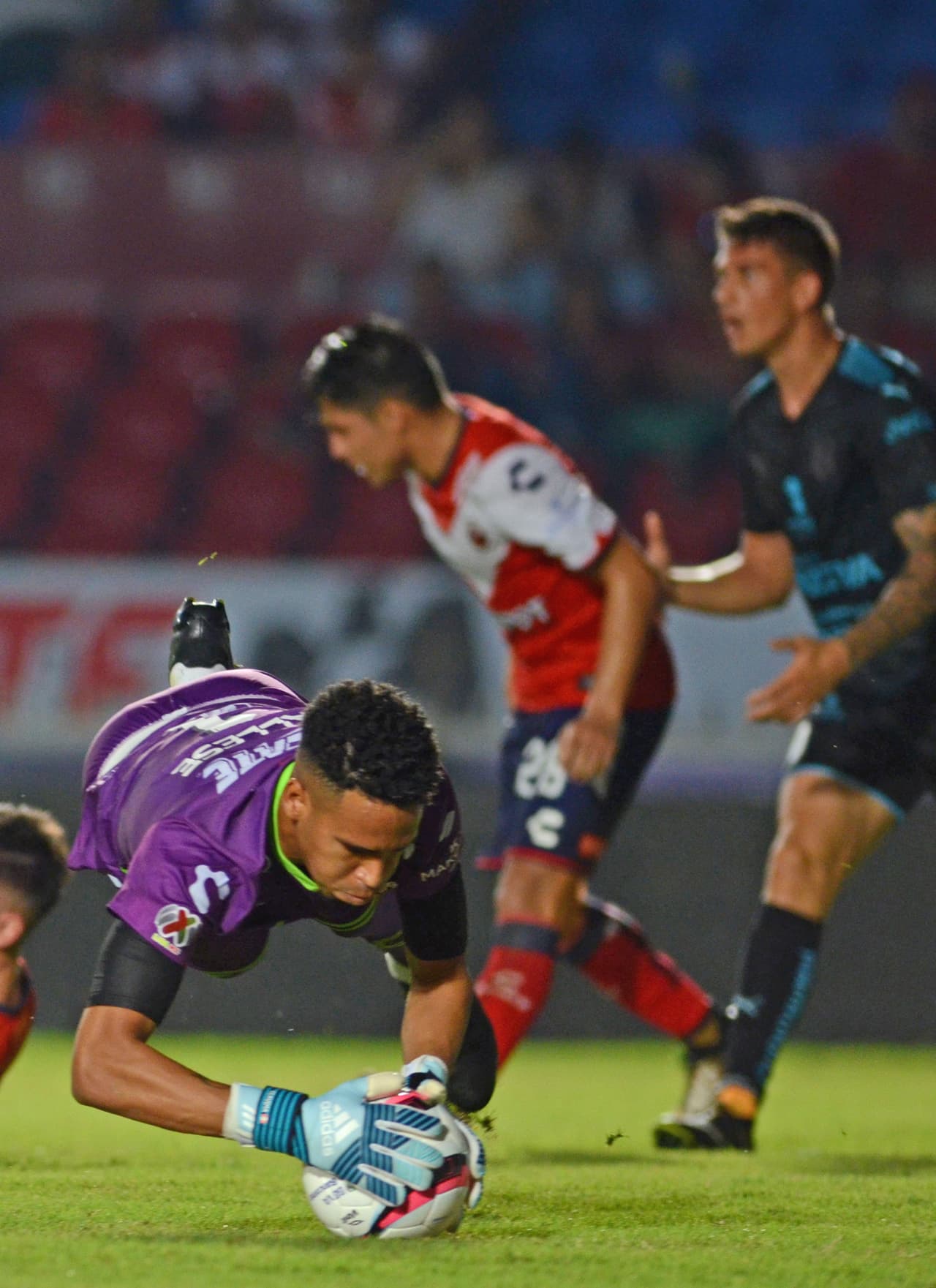 Hasta antes de su error, el guardameta peruano Pedro Gallese había estado seguro con las manos.