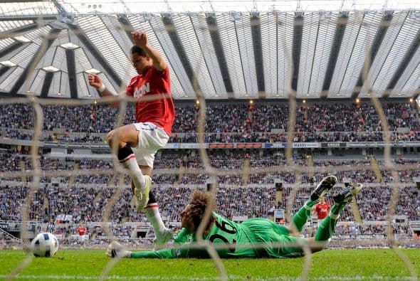 Casi arrancando el partido, el 'Chicharito' tuvo una oportunidad para abrir el marcador, pero el arquero hizo una gran salida y lo impidió.