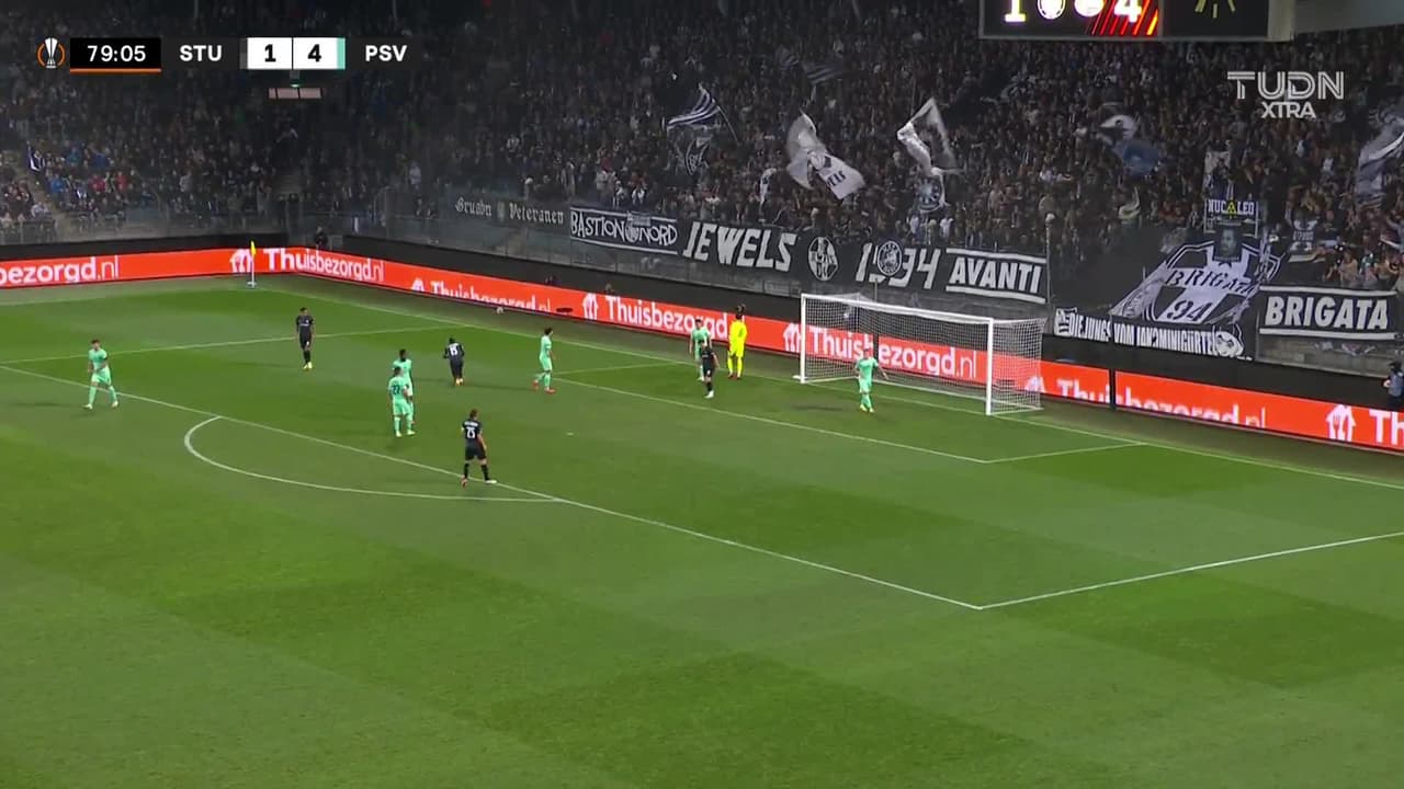 ¡CERCA! Anderson Niangbo disparó que se estrella en el poste.