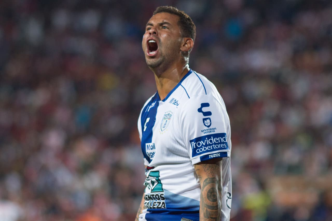 El colombiano Edwin Cardona pudo anotar el segundo del Pachuca, pero no tuvo buena puntería en un tiro libre que dio contra la barrera.