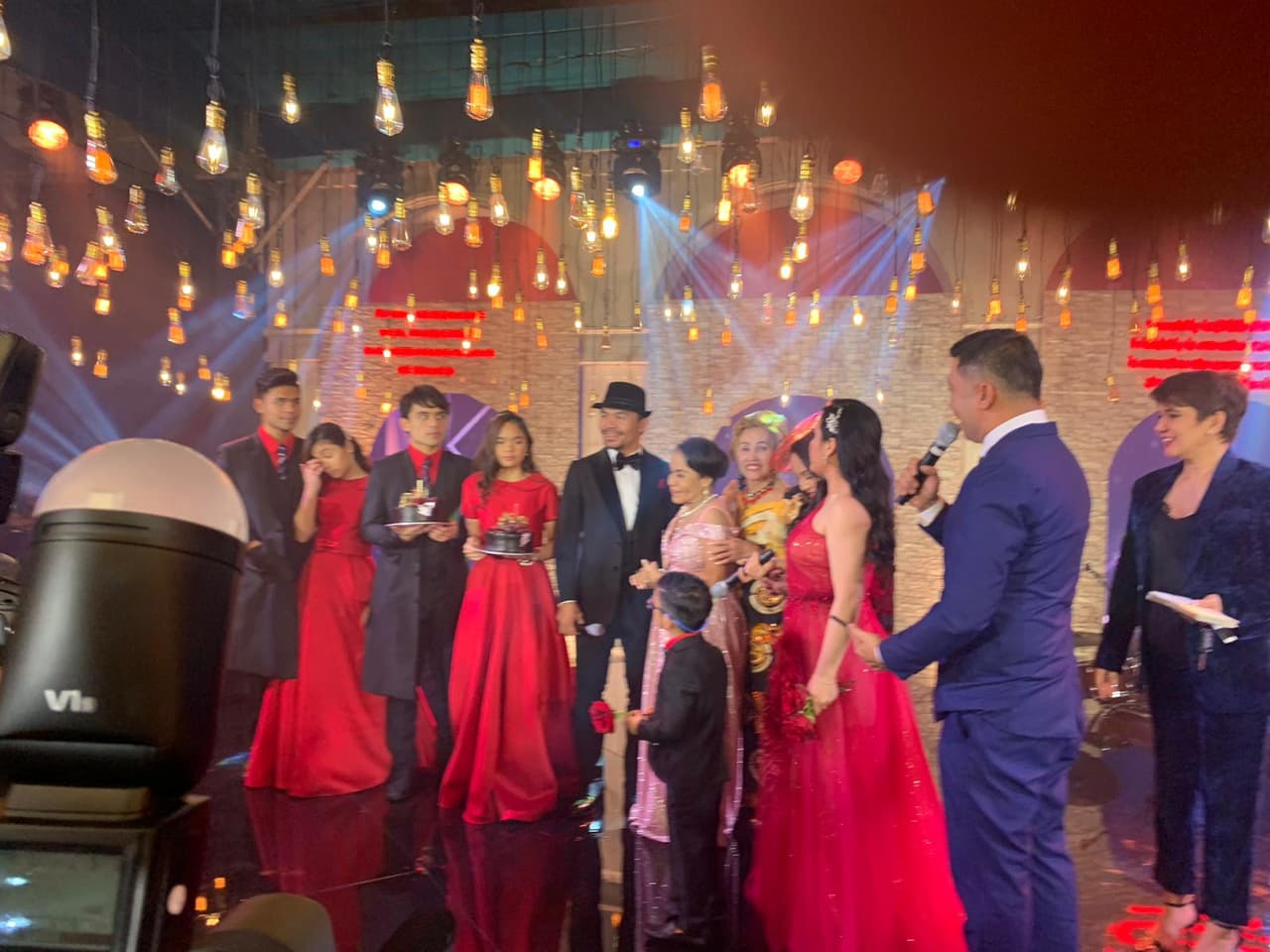 El boxeador filipino, Manny Pacquiao, festejó a lo grande su cumpleaños 41 en compañía de familiares y amigos.