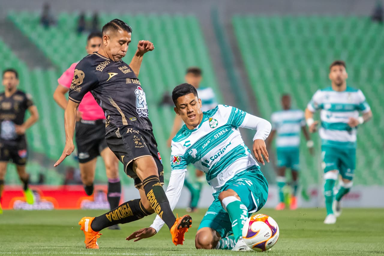 León comienza a desmotstrar el futbol que lo hizo campeón del futbol mexicano y vencen 1-2 a Santos. La Fiera escaló hasta la novena plaza y los Guerreros se mantienen en el tercer lugar.
