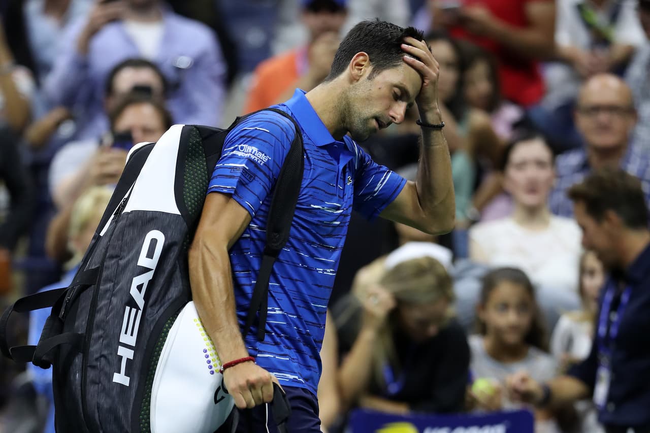 Djokovic perdió los primeros dos sets con parciales (6-4 y 7-5) y tras encontrarse nuevamente en desventaja en el tercer set (2-1) optó por retirarse del partido.