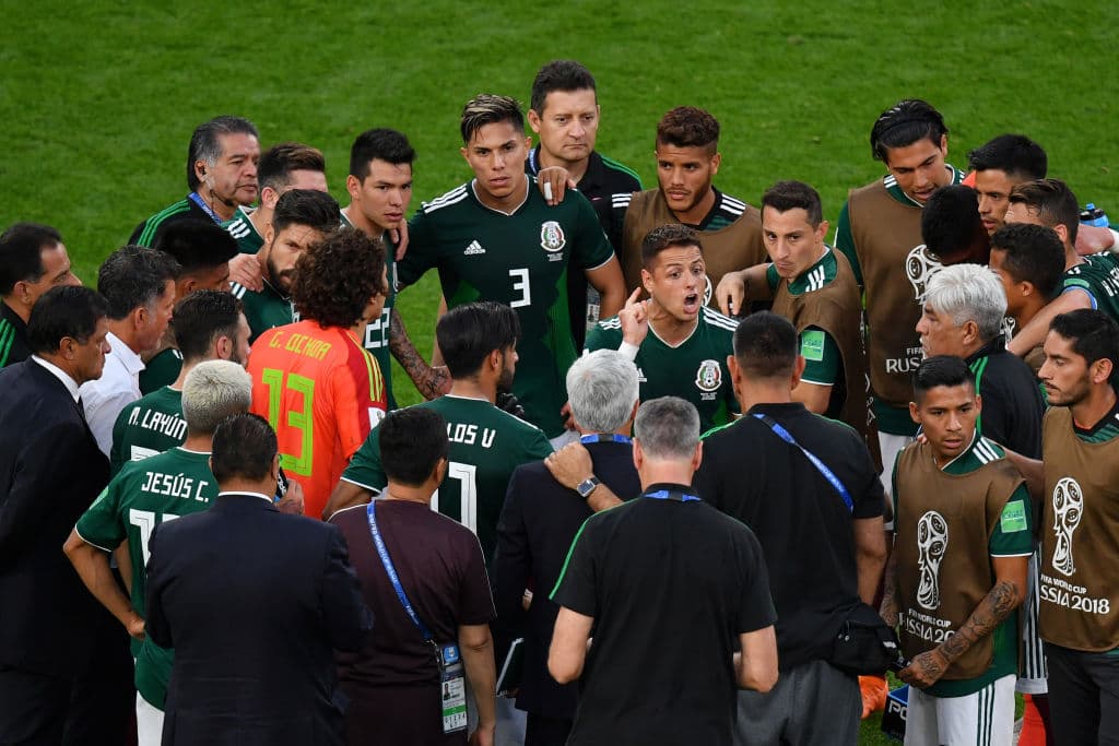 'Chicharito' mantuvo su mensaje optimista a pesar de la caída y su voz, una de las más respetadas dentro del equipo, se escuchó en búsqueda de una nueva motivación.