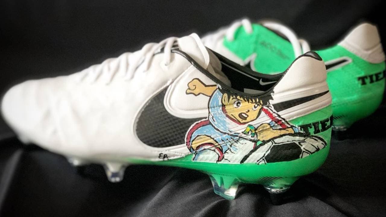 Kike Padilla fue el encargado de diseñar los increíbles tacos para futbolistas como Alan Pulido, Jair Pereira y Nicolás Vikonis. ¿Qué caricatura plasmarías en tus tenis para brillar en el terreno de juego?
