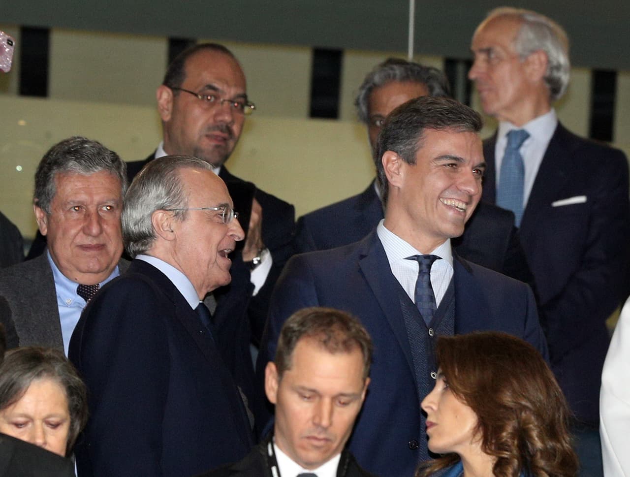 El presidente del gobierno de España, Pedro Sanchez (derecha) junto al presidente del Real Madrid, Florentino Perez (izquierda).
