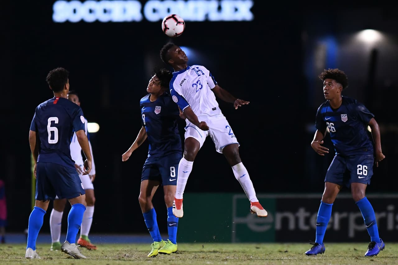 Honduras tibiamente buscó igualar el cotejo después de irse abajo en el marcador. Pero con base en balones largos y pelotazos sin ton ni son, no se acercaron a esa posibilidad.
