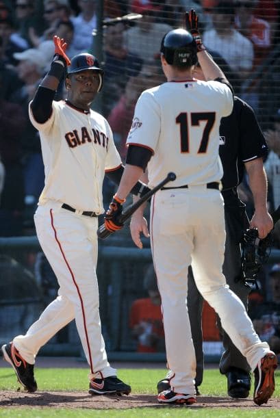 El colombiano Edgar Rentería llegó al plato con el hit de Ross. Aquí es felicitado por Huff.