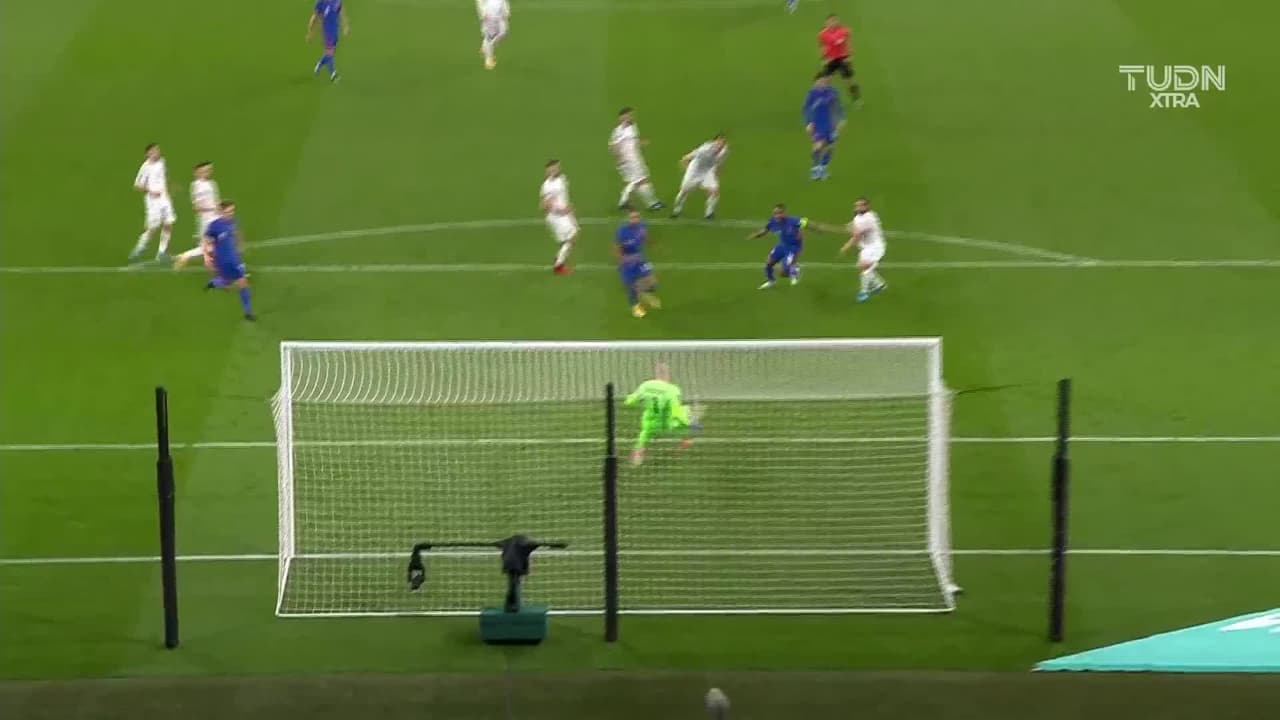 ¡GOL!  anota para Rumanía. Florin Tanase