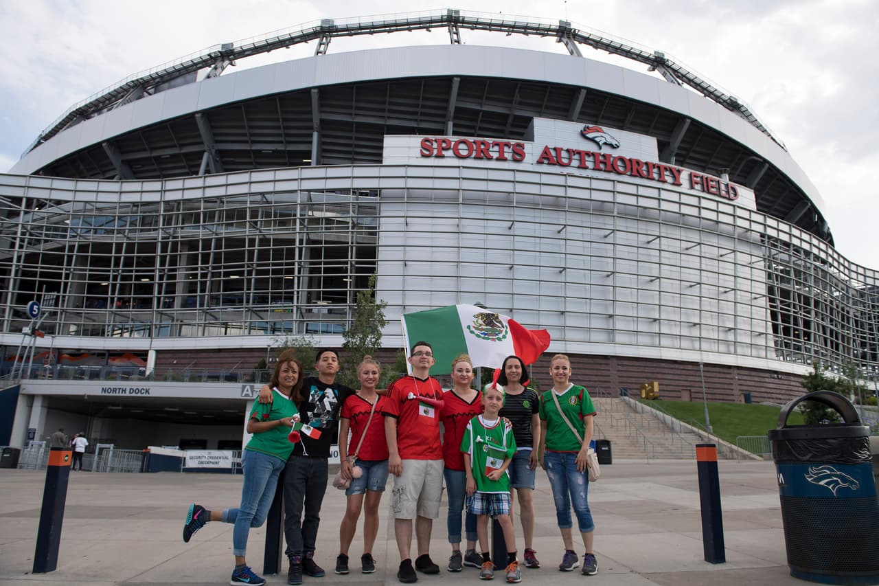 El verde, blanco y rojo de la bandera mexicana viste a los fanáticos en los partidos del 'Tri'.