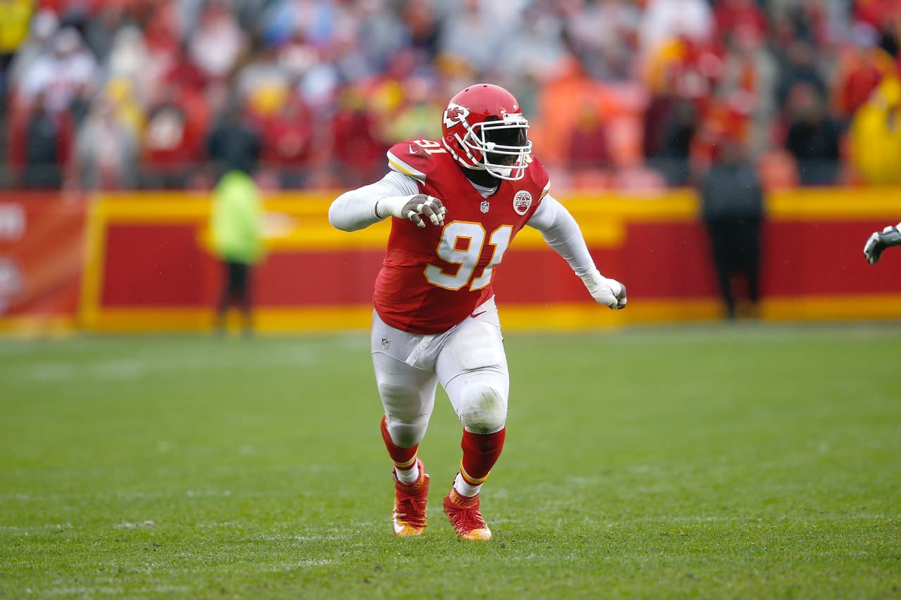 Los Kansas City Chiefs aseguraron con contrato de tres años al linebacker Tamba Hali