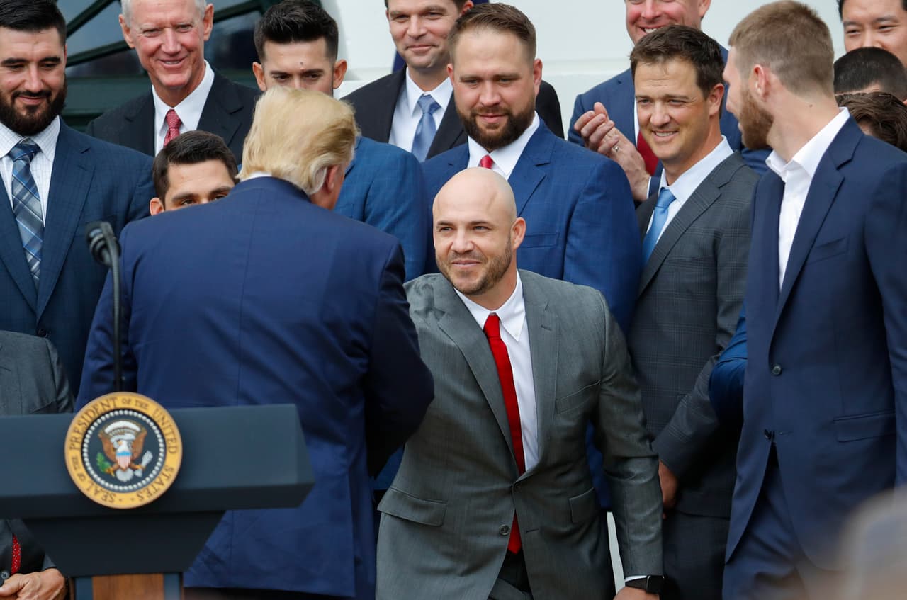 Algunos integrantes de los Boston Red Sox, campeones vigentes de las Grandes Ligas, acudieron con Donald Trump a la Casa Blanca en la tradicional visita que los monarcas del deporte estadounidense hacen al mandatario de Estados Unidos. Alex Cora, el manager, y el lanzador mexicano Héctor Velázquez anunciaron que no acudirían por no sentirse cómodos. En esta imagen saluda a Steve Pearce, el MVP de la Serie Mundial de 2018 por los Red Sox,