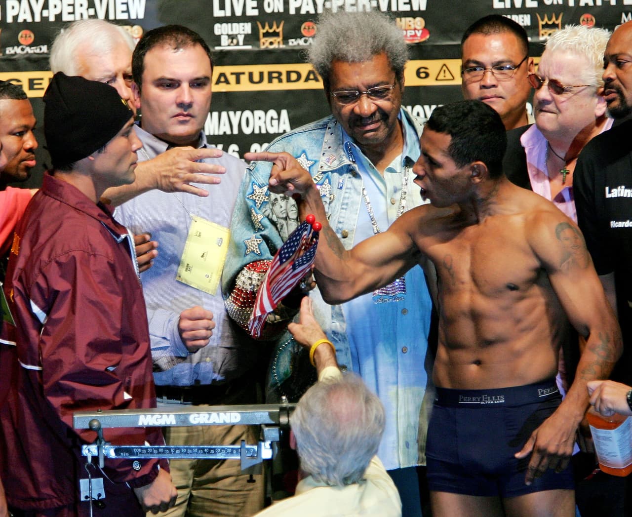 En 2006, a Óscar De la Hoya le dijo: "dile a tu mujer que te dé huevos para que te pares a pelear conmigo" y afirmó que "no sabes ni representar a tu raza, maric...".