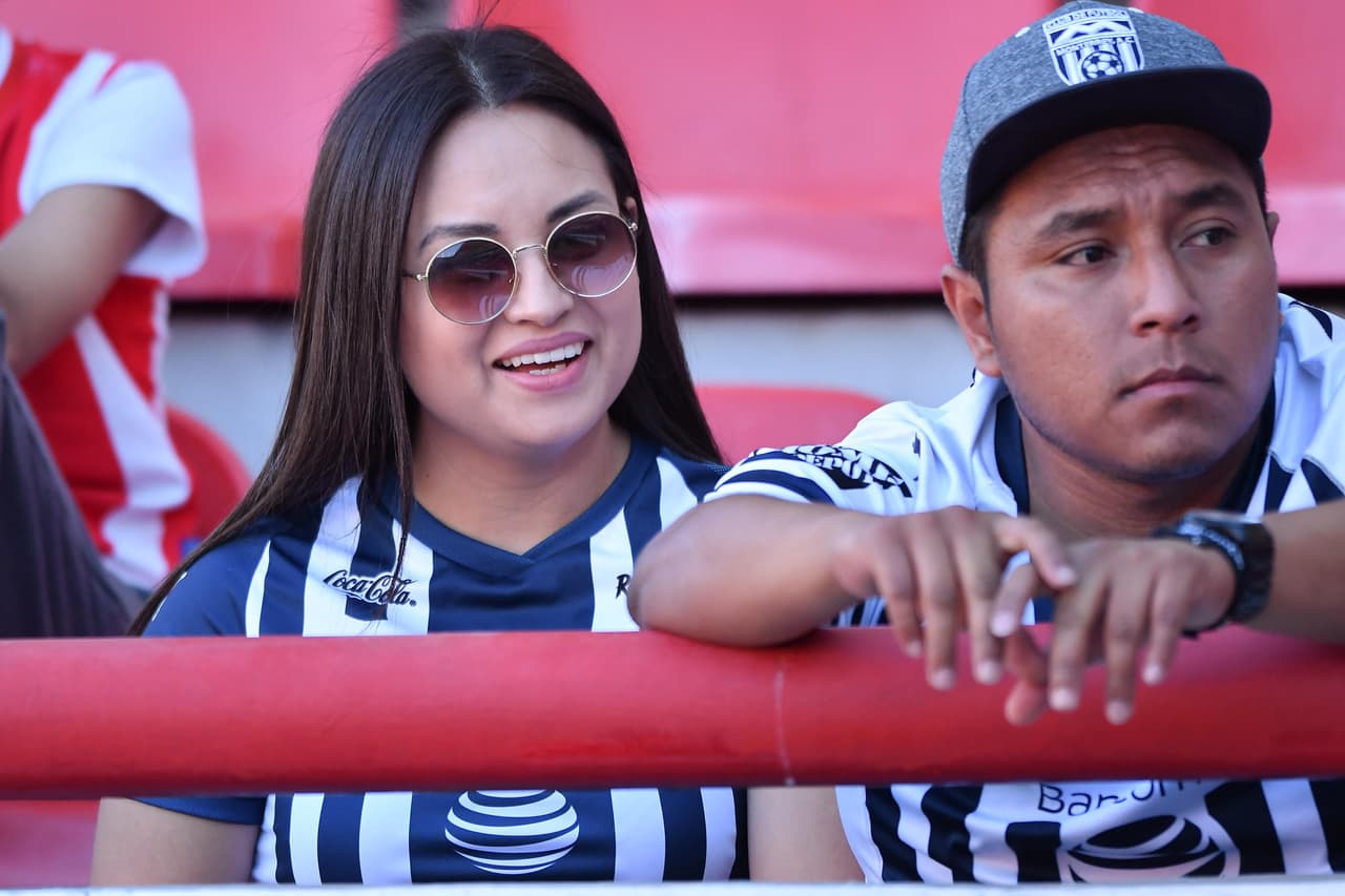 Las aficiones de Rayados del Monterrey y Rayos del Necaxa asistieron con enorme ilusión al Estadio Victoria para el duelo entre ambos equipos por la Ida de los Cuartos de Final de la Liga MX. Se estaba cocinando un ambientazo.