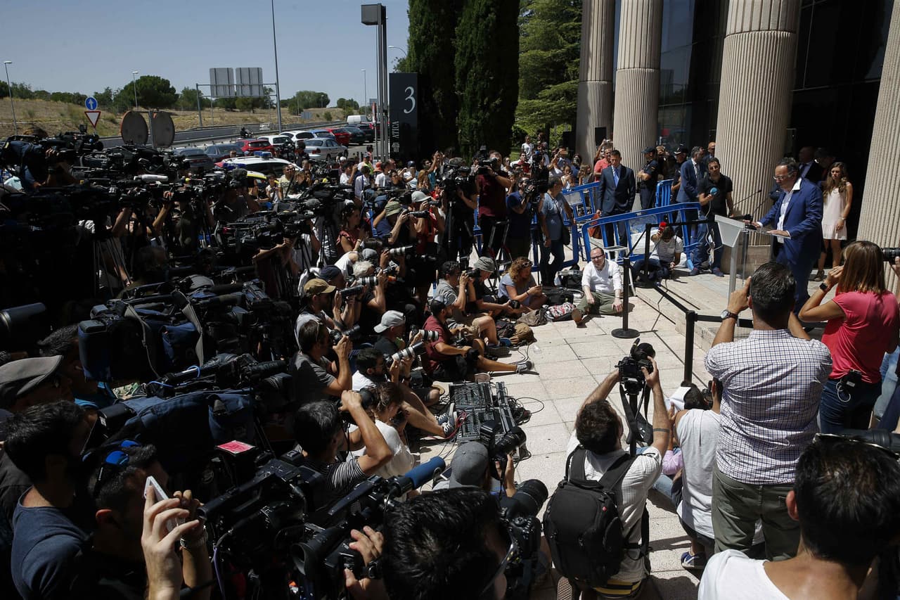 Cuando los reporteros esperaban la salida del jugador y sus explicaciones, quien apareció no fue Ronaldo, sino un representante de la compañía que le asesora, que explicó que el delantero se expresaría a través de un comunicado de prensa.