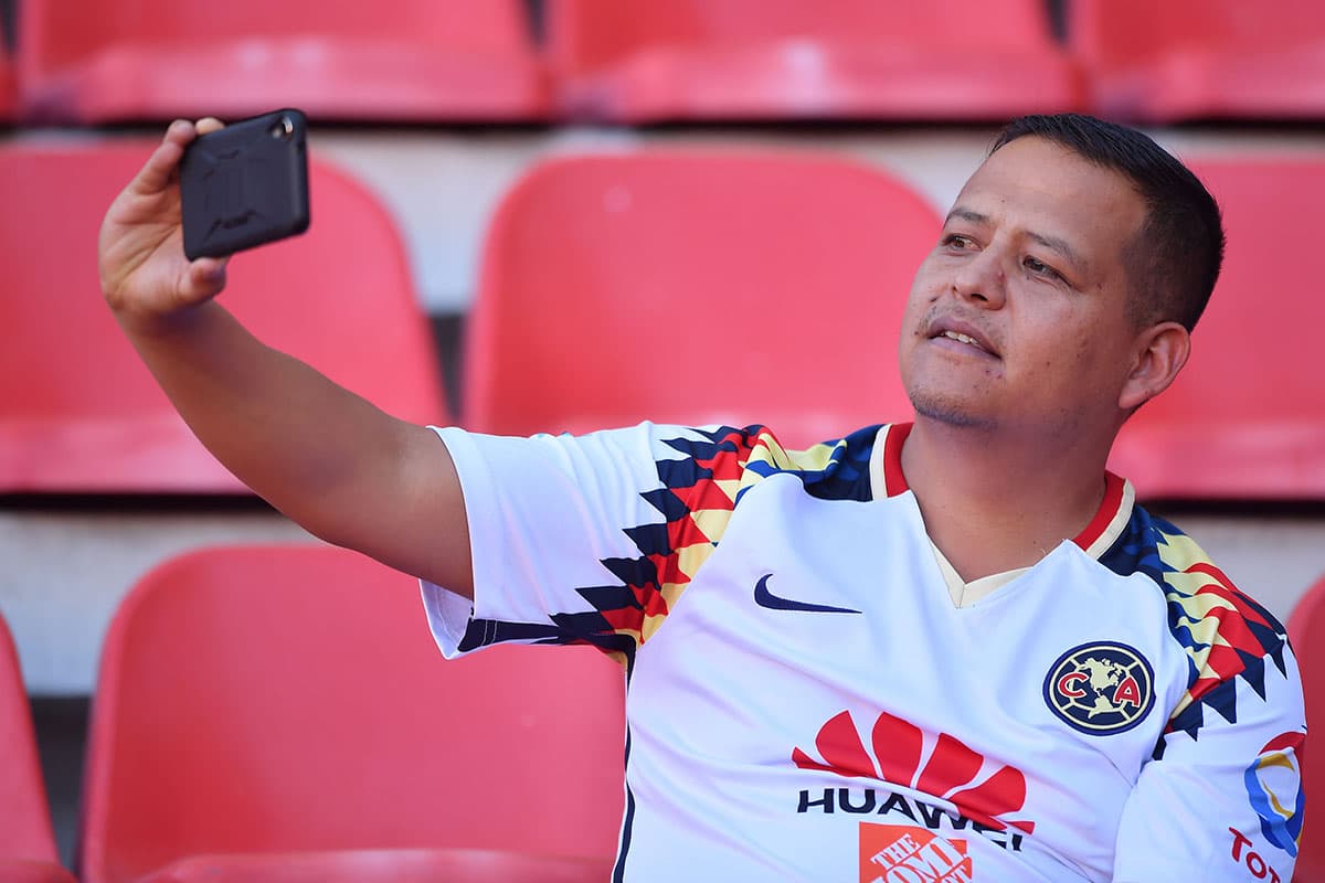 Aficionado del América aguarda por el encuentro contra Necaxa por la jornada 1 del Apertura 2018 de la Liga MX.