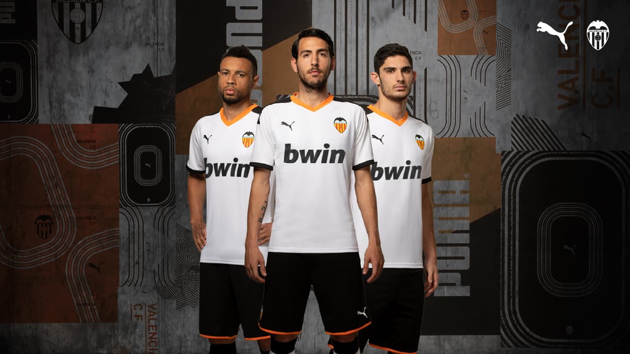 El Valencia C.F. ahora vestirá con Puma después de dejar su contrato con Adidas. Las nuevas prendas del equipo valenciano destacan por sus detalles naranja y negro. Sin duda, una gran manera de regresar a la UEFA Champions League.