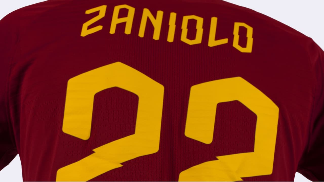 Sencillamente hermosa, así es la nueva piel de la A.S. Roma para la próxima temporada. El clásico color grana de la Loba se mantiene, pero también va acompañado de unos detalles en el cuello y puños que hacen referencia a Júpiter, el principal dios de la mitología romana y a la magia de la capital italiana.