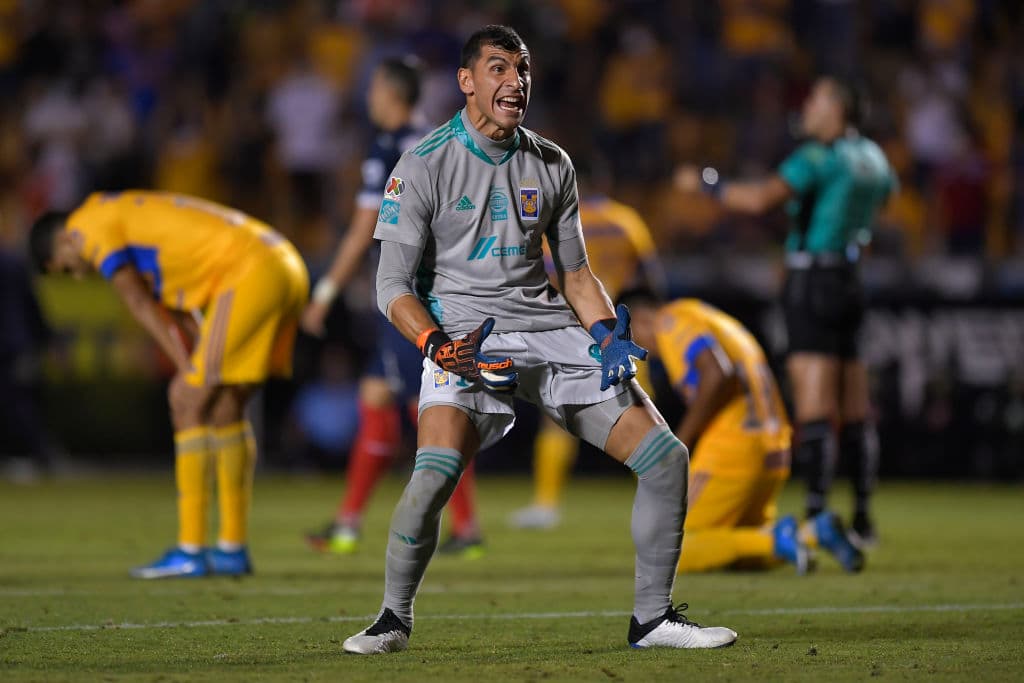 Nahuel Guzmán se "come" a los tiradores en los penales