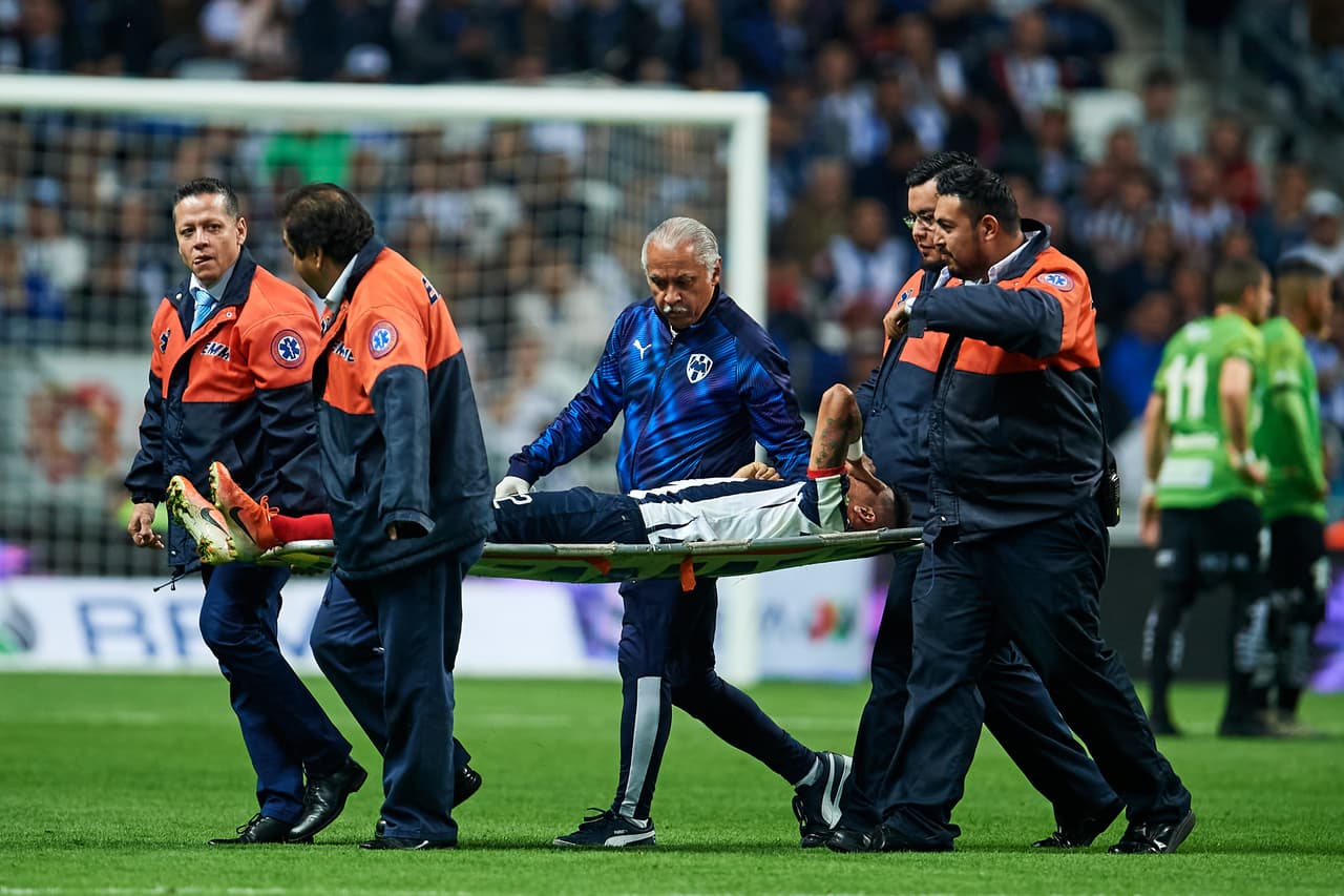 Maximiliano Meza sufri´ó una lesión y abandonó el partido para todo el segundo tiempo.
