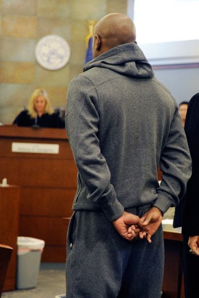 Maywether Jr. fue tomado en custodia el 10 de septiembre del 2010, fue puesto en libertad al pagar 3000 dólares de multa. Días después, los cargos contra Floyd aumentaron: felonía por robo de celular a Harris, dos cargos de delito grave de coacción, un cargo de delito grave de robo, delito menor por robo de un cargador (celular) y tres cargos de delito menor por acoso.